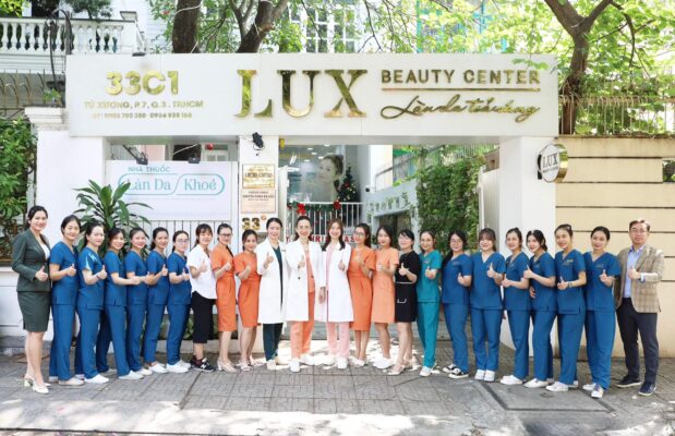 Bác sĩ Tô Lan Phương và nhân viên Lux Beauty Center