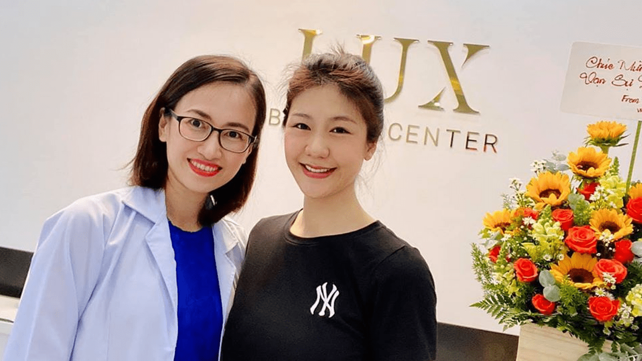 hình bác sĩ, cô gái và chữ lux beauty center