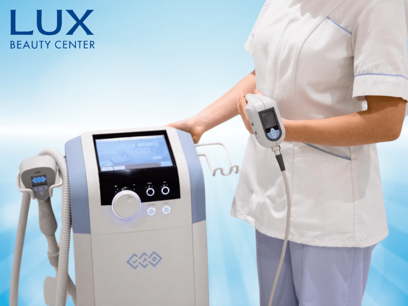 hình máy exilis skin tightening và cô bác sỹ