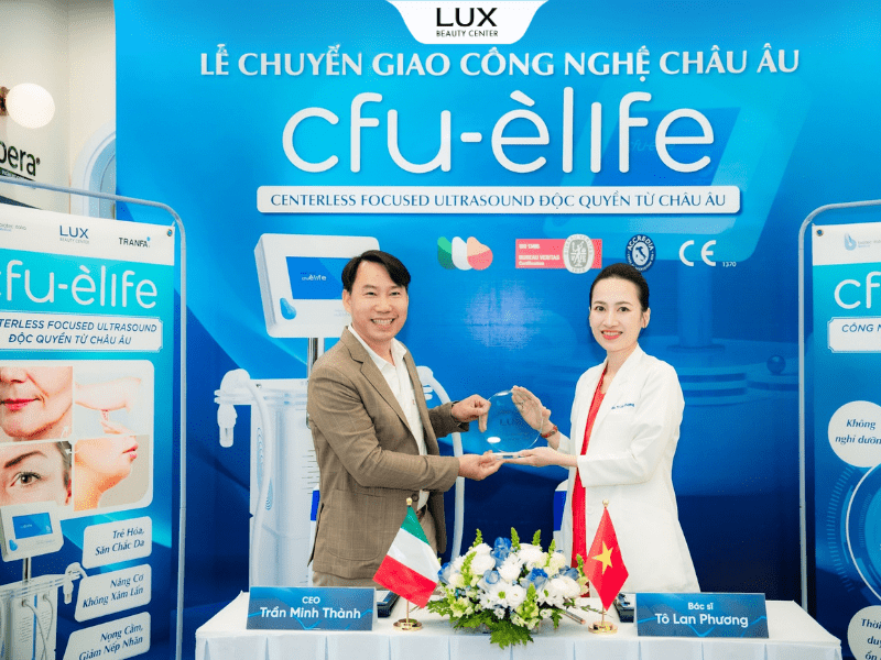 hình bác sĩ và đại diện hãng máy nâng cơ cfu èlife đang chụp hình cùng nhau tại lễ chuyển giao công nghệ và các tấm poster