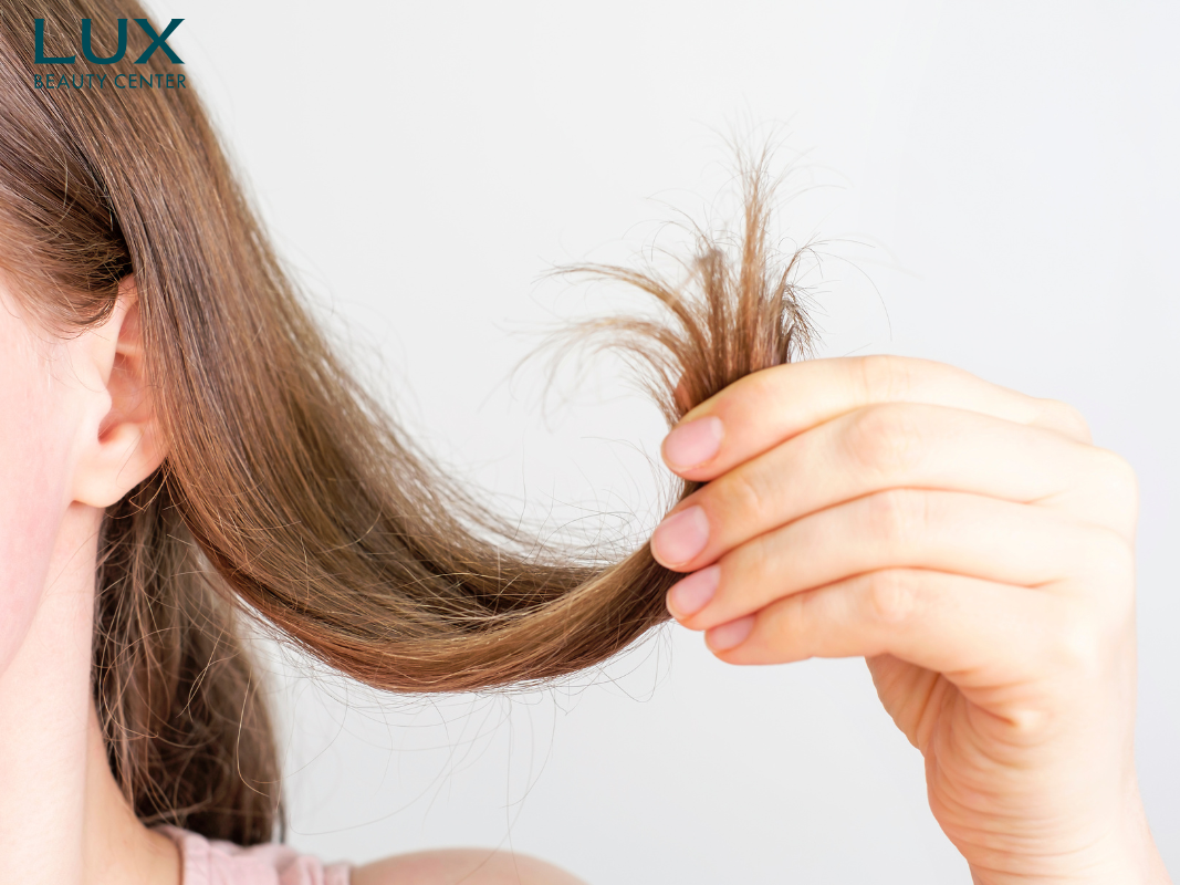 Tỉa đi phần tóc chẻ ngọn sẽ giúp tóc khô xơ phục hồi nhanh hơn