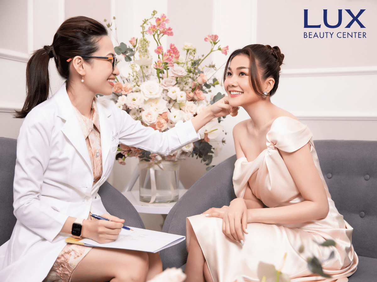 hình bác sĩ tư vấn cho khách hàng sau làm HIFU