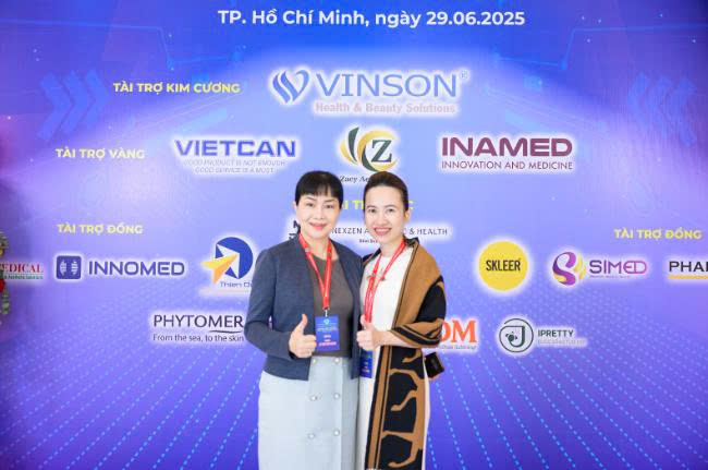 bác sĩ tô lan phương chụp hình cùng bác sĩ lê thái vân thanh