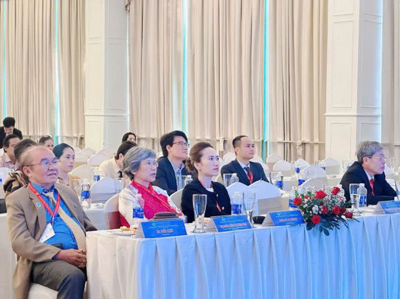 hình bác sĩ tô lan phương và đại biểu HALMeS