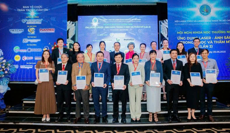 các thành viên HALMeS đang chụp hình với bằng khen