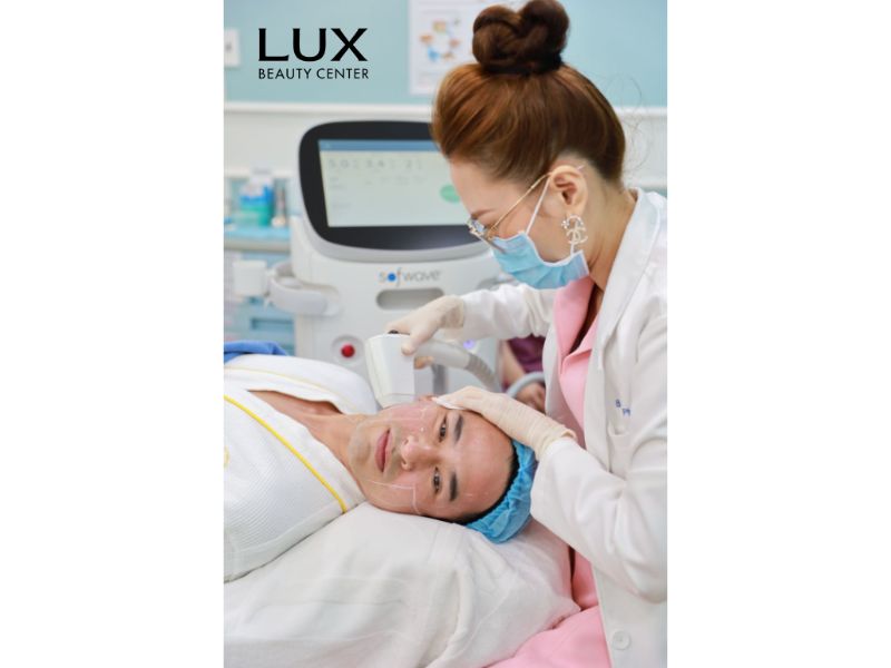 bác sĩ thực hiện Sofwave cho khách hàng và mát sofwave