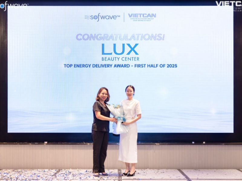 bác sĩ của Lux nhận giải phòng khám dùng nhiều đầu sofwave nhất Việt Nam được đại diện hãng trao tặng