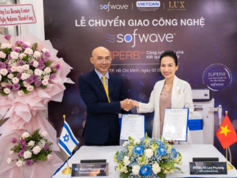 hình bác sĩ và đại diện sofwave ký chuyển giao công nghệ sofwave và hoa