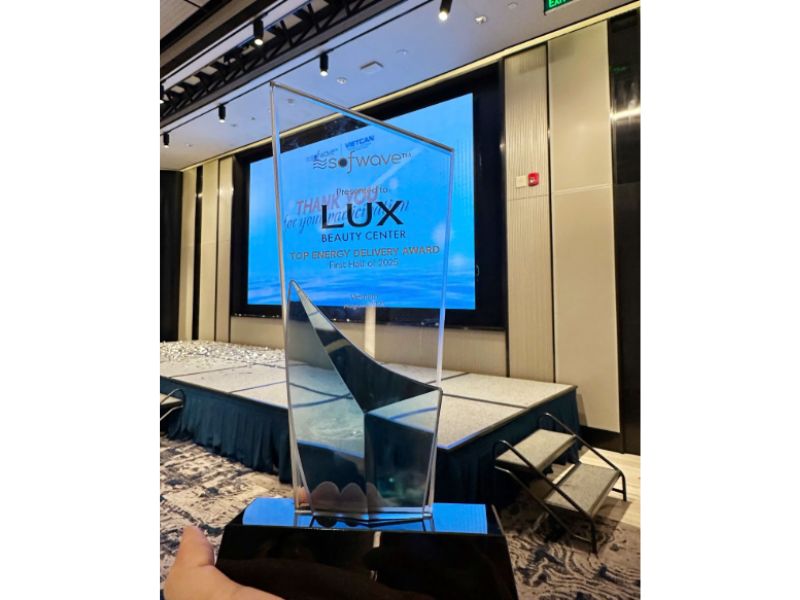 hình kỷ niệm chương giải Sofwave của Lux Beauty Center
