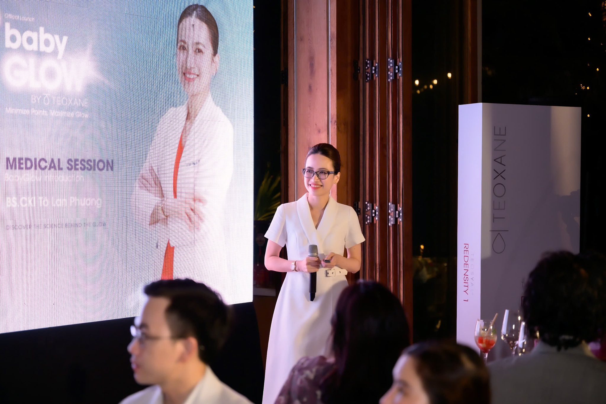 hình bác sĩ Tô Lan Phương chia sẻ tại hội nghị Teoxan và các đọc giả bên dưới