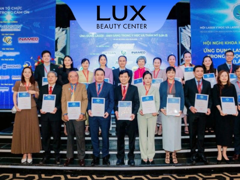 hình ảnh đội ngũ bác sĩ và ban chấp hành HALMeS chụp hình cùng nhau