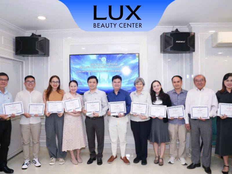 bác sĩ Phương chụp ảnh cùng các thành viên trong hội laser y học