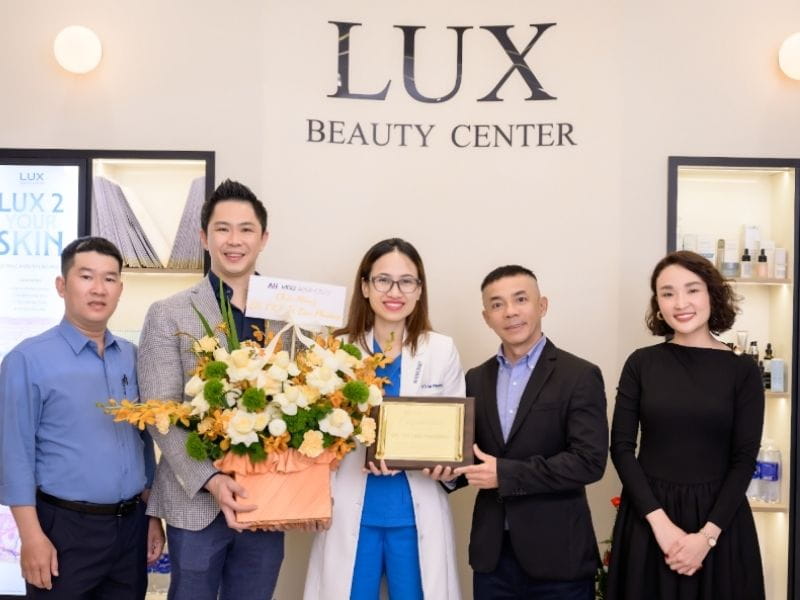 hình bác sĩ chụp ảnh lưu niệm cùng các chuyên gia thẩm mỹ
