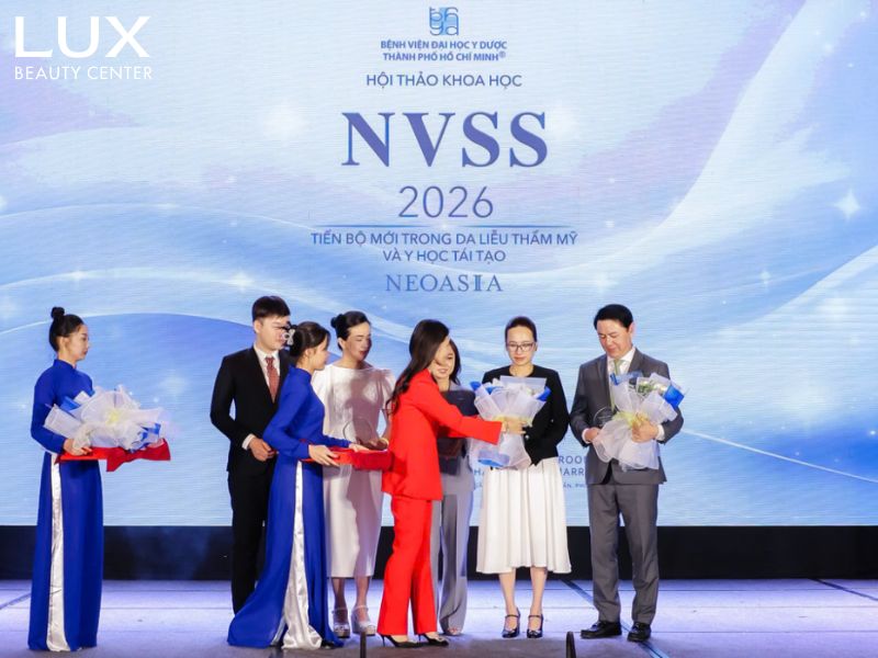 hình trao hoa cho các chuyên gia tại nvss