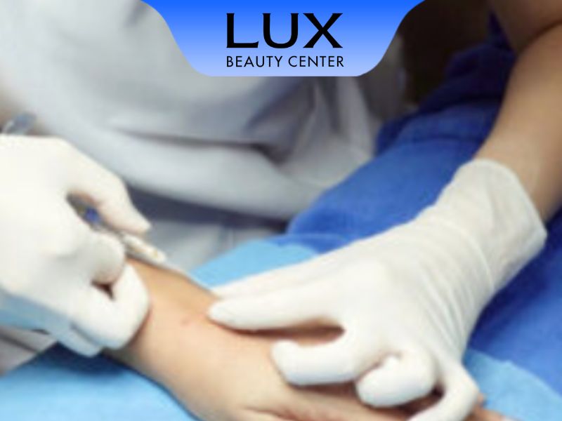 hình bác sĩ tiêm filler trẻ hóa bày tay