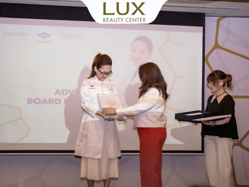 hình bác sĩ nhận cúp vinh danh bởi IBSA và đại diện hãng