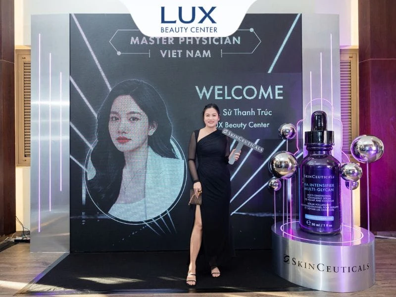 hình bác sĩ Lux tại sự kiện của SkinCeuticals