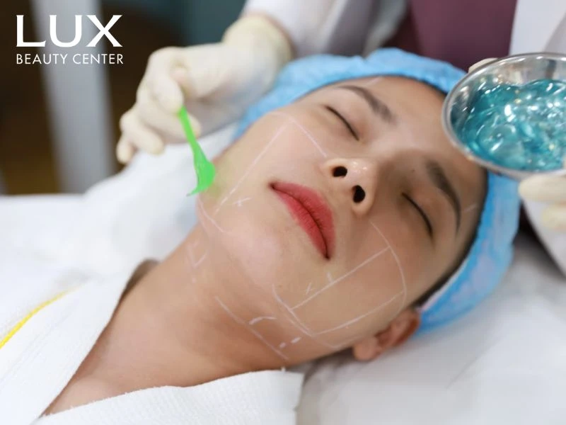 hình bác sĩ bôi gel chuyên dụng cho khách hàng để thực hiện sofwave