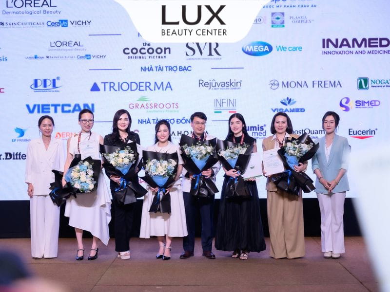 hình bác Phương chụp ảnh cùng các cộng sự