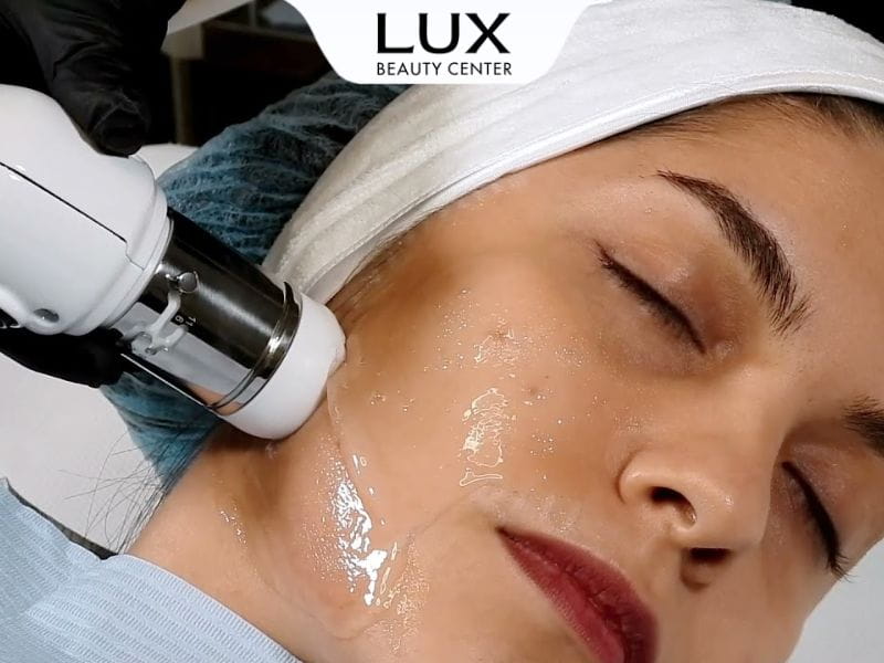 hình cô gái đang được bác sĩ thực hiện liệu trình cfu nâng cơ