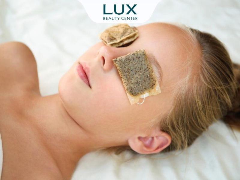 hình cô gái đắp trà lên mắt để trẻ hóa da vùng mắt