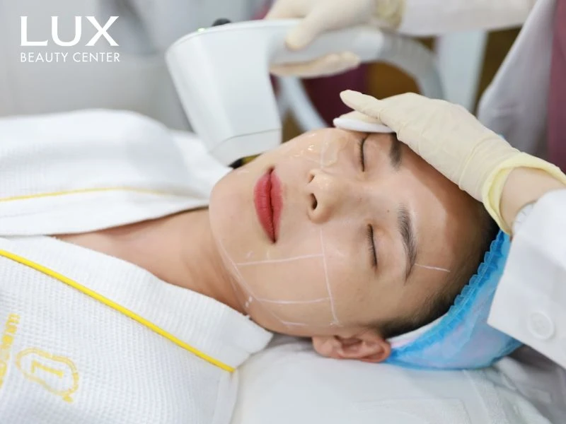 bác sĩ thực hiện đi máy sofwave cho cô gái