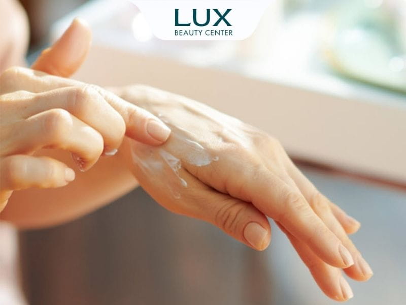 hình cô gái đang bôi dưỡng ẩm cho da tay