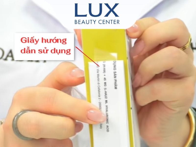 hình giấy hướng dẫn sử dụng và chữ và tay bác sĩ