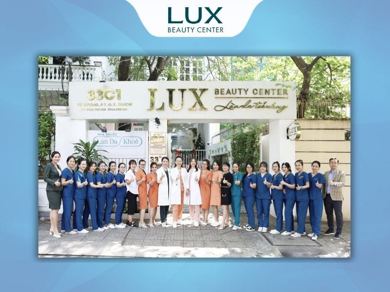 hình lux beauty center và tập thể nhân viên