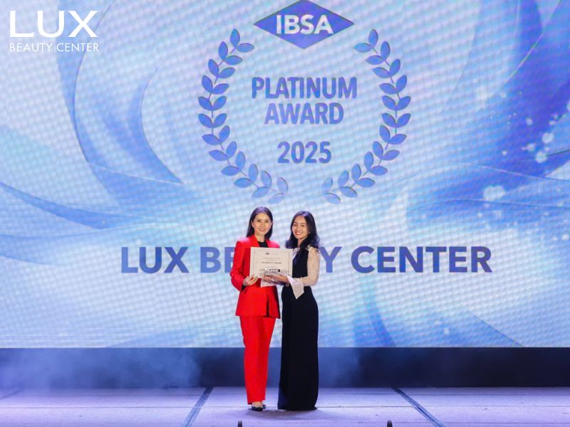 cô gái nhận giải thưởng tại IBSA