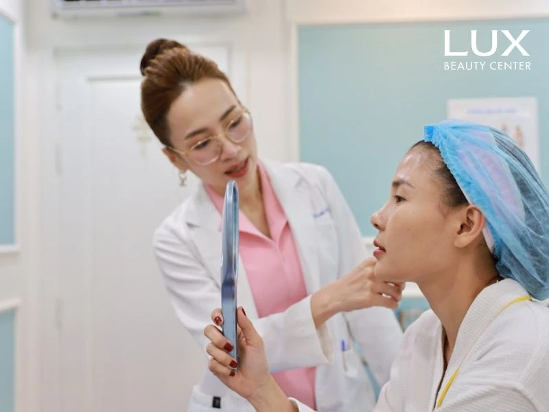 hình bác sĩ đang thăm khám cho cô gái