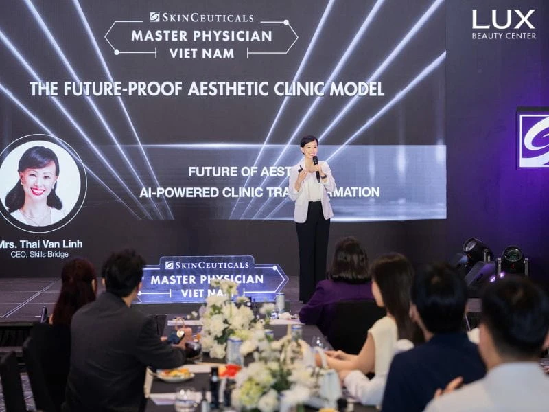hình đại diện và hãng SkinCeuticals chia sẻ tại sự kiện