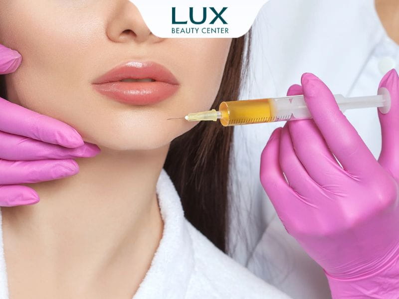 hình cô gái được bác sĩ tiêm filler