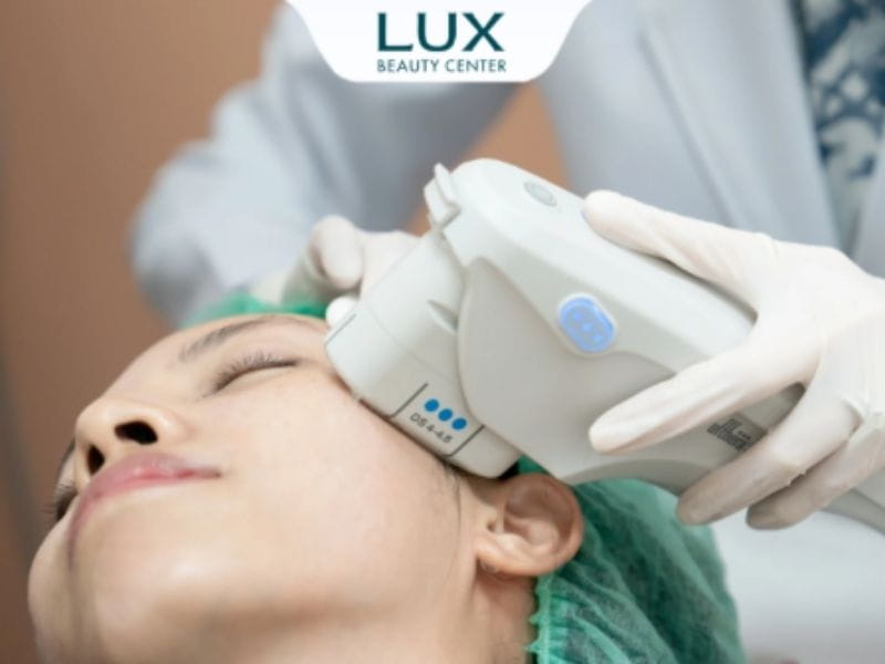 hình cô gái đang thực hiện liệu trình ultherapy