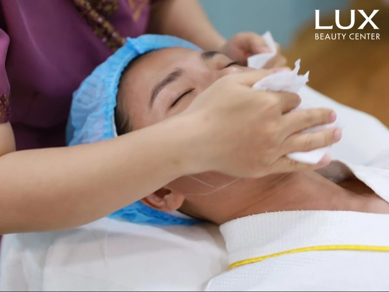 kỹ thuật viên đang vệ sinh da sau sofwave cho khách hàng