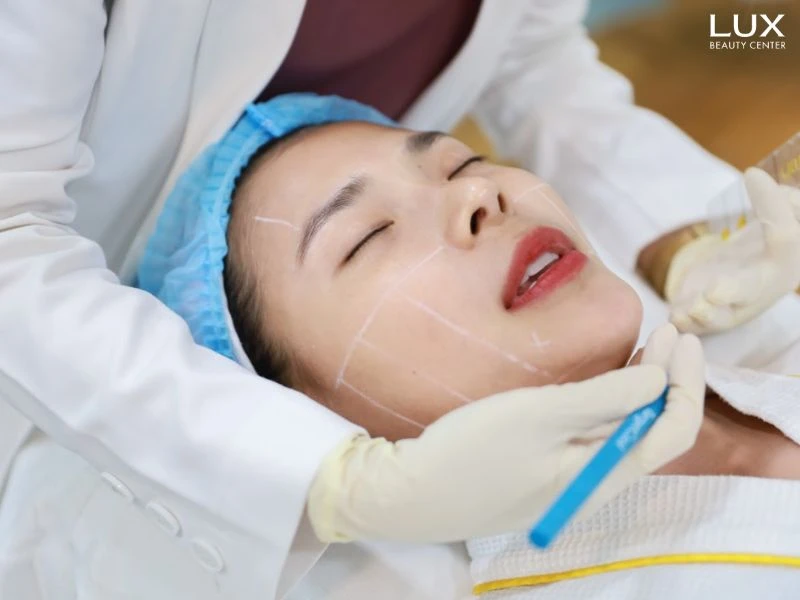 bác sĩ vẽ các điểm vecto để đi máy sofwave cho cô gái