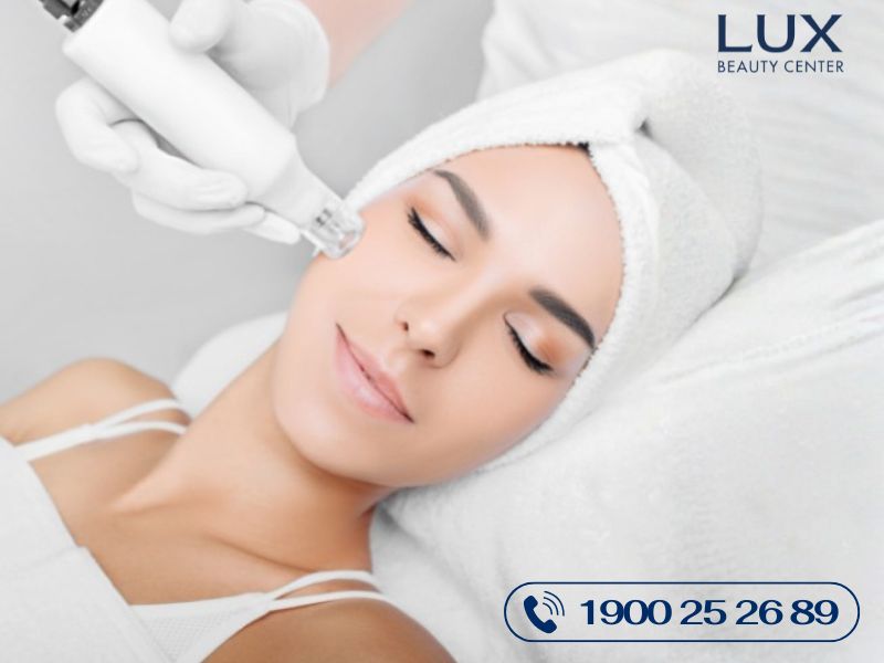 hình cô gái làm đang được bác sĩ làm liệu trình Voluderm RF Microneedling và chữ